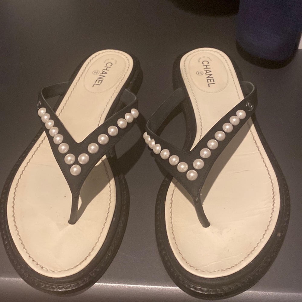 Chanel Gently used black leather sandals with interlocking cc & faux pearls